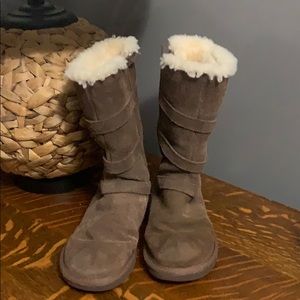 Big girl brown Ugg with 3 buckles